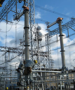 �d�͐ݔ��̌��݁E�ێ��̗l�q